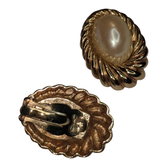 Gorgeous Vintage Designer Clip On Earrings Faux Pearls Beautiful 😍❤️ - Picture 4 of 7